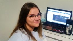 Cheyenne, a Certificate IV in Science student at Swinburne, studying in front of a laptop