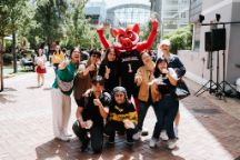 Students at Orientation with Swinburne mascot, Razor